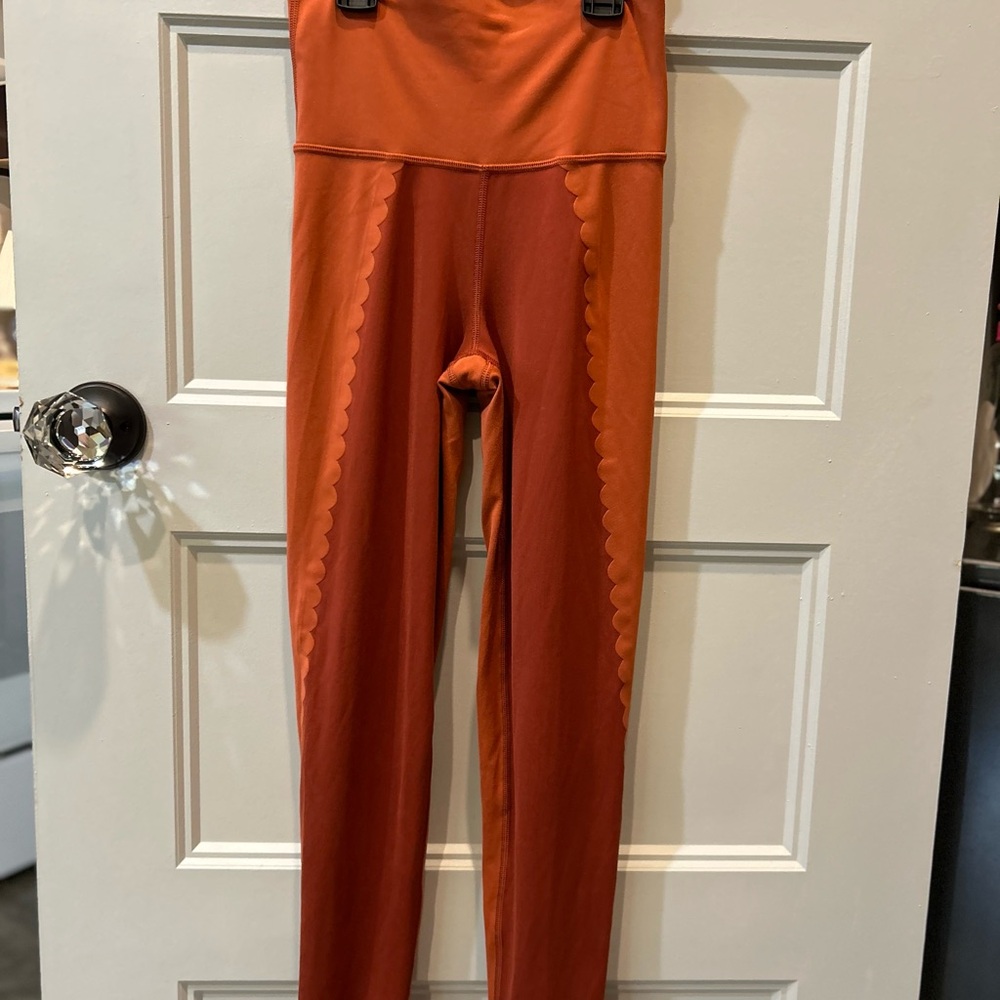 Aerie chill play move size small orange scalloped high rise leggings